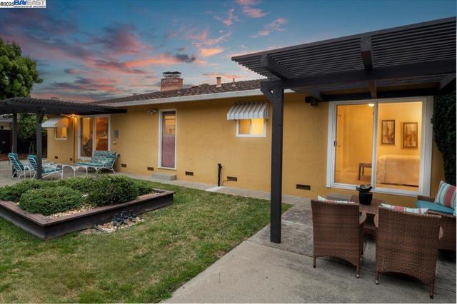 25631 Paul Ct, Hayward CA: https://media.crmls.org/mediaz/a9e33ba7-4624-4a9f-99fd-371081325382.jpg