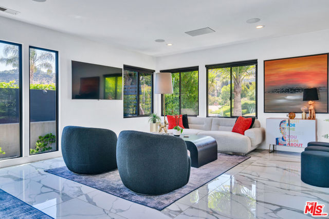 3001 Dona Nenita Place, Studio City CA: https://media.crmls.org/mediaz/a9e457ed-a681-4e83-b658-2bc9ede14c77.jpg