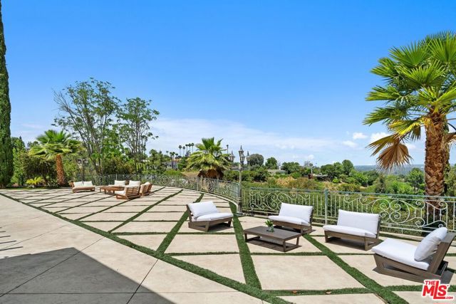 16980 Escalon Drive, Encino CA: https://media.crmls.org/mediaz/a9e6c4cf-55af-4d6f-ae15-094fab7c48a1.jpg