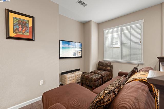 248 Alta St, Brentwood CA: https://media.crmls.org/mediaz/a9e78f95-ce9c-490d-9534-77c3773d5311.jpg