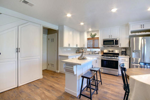 1225 Crestwood Drive, Big Bear CA: https://media.crmls.org/mediaz/a9e8498d-08a7-4235-ac54-c38658cf3de5.jpg