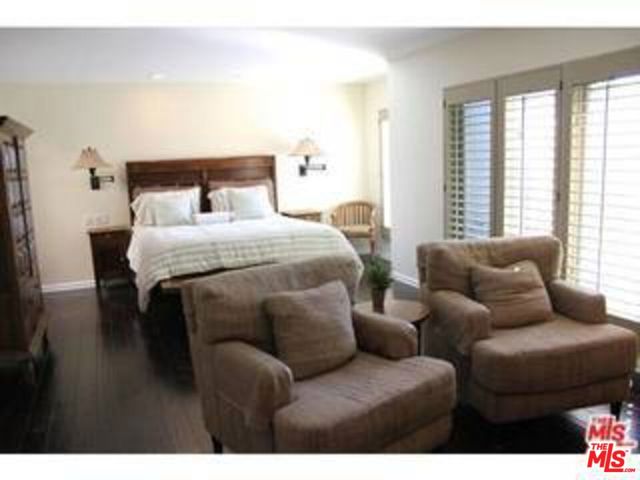 8049 Briar Summit Drive, Los Angeles CA: https://media.crmls.org/mediaz/a9e84a3f-cffd-4f93-9b8e-1a4aeadf60ef.jpg