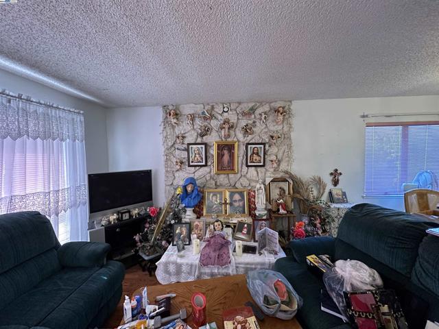 1988 Calaveras Dr, Pittsburg CA: https://media.crmls.org/mediaz/a9e9a5c3-6812-432d-851e-e16edd2441d5.jpg