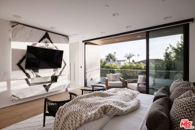 633 N Crescent Heights Boulevard, Los Angeles CA: https://media.crmls.org/mediaz/a9ea58ce-13dc-4911-98ef-56a0369f5662.jpg