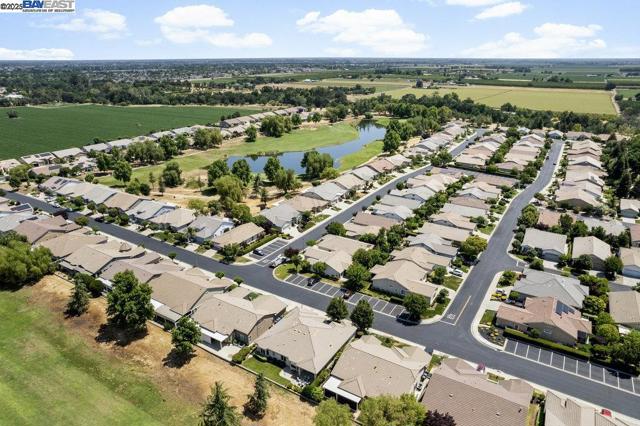 1123 Burghley Ln, Brentwood CA: https://media.crmls.org/mediaz/a9eaca0a-68c8-4271-8070-4d2b15df86bf.jpg