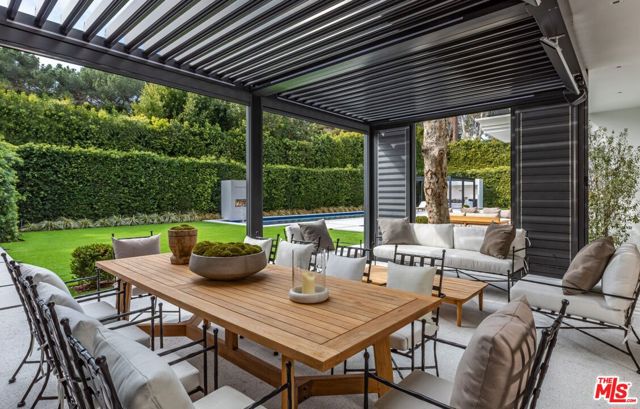 927 N Whittier Drive, Beverly Hills CA: https://media.crmls.org/mediaz/a9ebe6a0-e8dd-4cd7-b8bf-5327400243e5.jpg