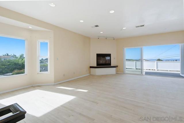 131 Scenic Dr, El Cajon CA: https://media.crmls.org/mediaz/a9ec2e03-029e-41f2-968c-9f29efa56680.jpg