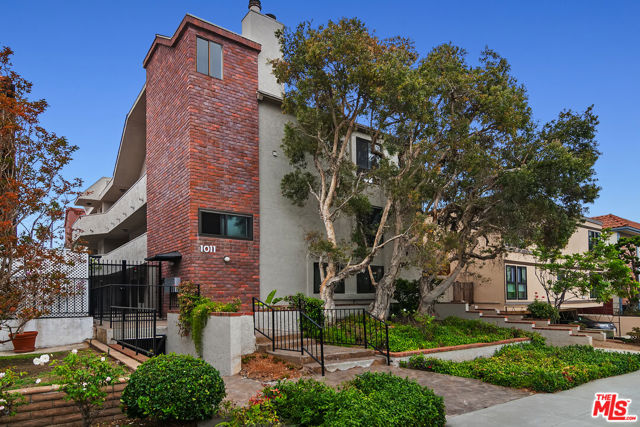 1011 5th Street, Santa Monica CA: https://media.crmls.org/mediaz/a9ed1fae-d8c6-4e22-a958-1a32c300da88.jpg