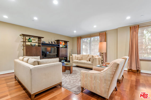 130 N Swall Drive, Beverly Hills CA: https://media.crmls.org/mediaz/a9ed6482-a208-4fc1-9f63-4b1367f398b4.jpg