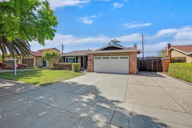 1215 Greenmoor Dr, San Jose CA: https://media.crmls.org/mediaz/a9eee849-0a9a-4413-b697-0a74a33844bd.jpg