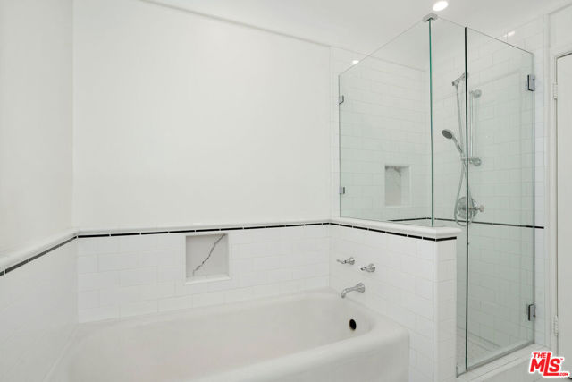 135 N Orange Drive, Los Angeles CA: https://media.crmls.org/mediaz/a9f098b3-0979-4856-91a8-b3e04d1281ec.jpg