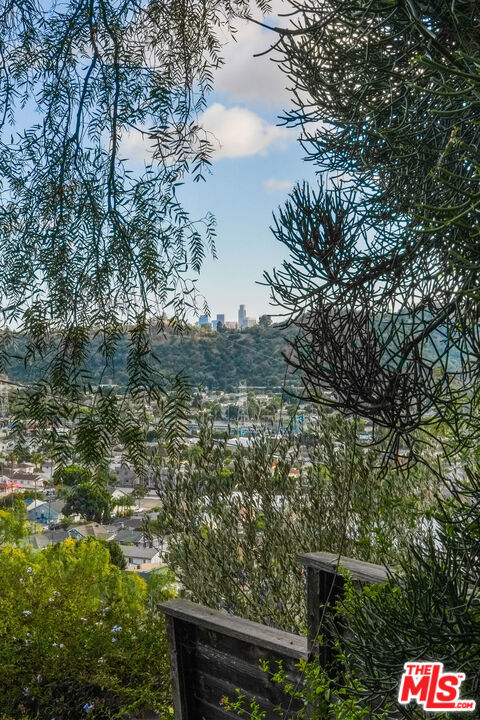 https://media.crmls.org/mediaz/a9f09c08-494f-4271-be66-d0ecd78bafa5.jpg?preset=X-Large