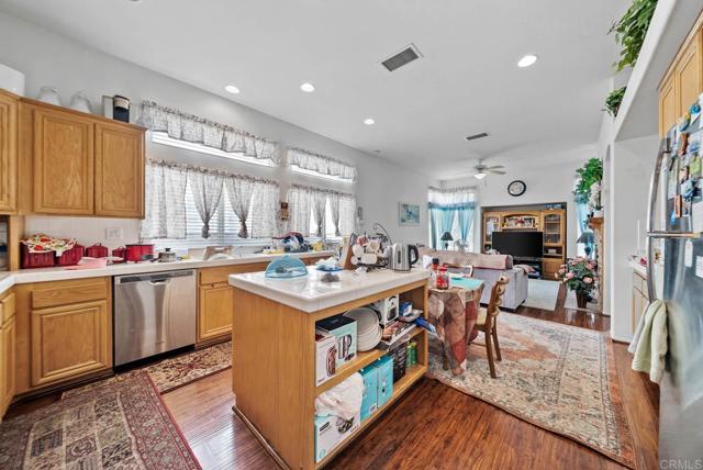 Detail Gallery Image 18 of 34 For 1999 Pecan Tree St, Hemet,  CA 92545 - 4 Beds | 2/1 Baths