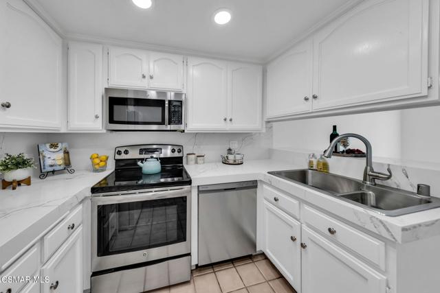 224 Oakleaf Drive, Thousand Oaks CA: https://media.crmls.org/mediaz/a9f11f1d-d6c2-4992-bae3-5ef3cbed0e9d.jpg