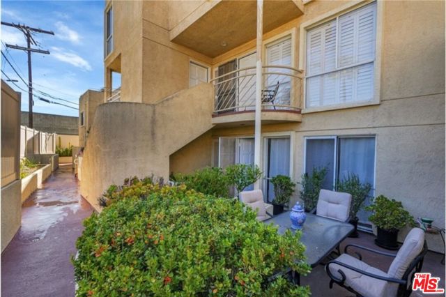 108 W Maple Street, Glendale CA: https://media.crmls.org/mediaz/a9f14252-4d72-4d04-9b7c-e44d169f0192.jpg