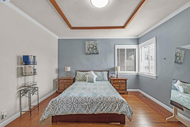 10339 Foothill Blvd, Oakland CA: https://media.crmls.org/mediaz/a9f1b9aa-be4c-4867-b2cc-042239ca5866.jpg