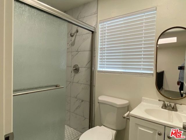 4832 Rosewood Avenue, Los Angeles CA: https://media.crmls.org/mediaz/a9f23722-d4bb-4cd8-af1f-bb29b70fff71.jpg