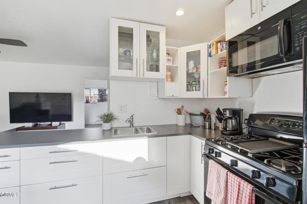 https://media.crmls.org/mediaz/a9f34dc0-d6a8-4172-8a7e-e98d254d51e1.jpg?preset=X-Large