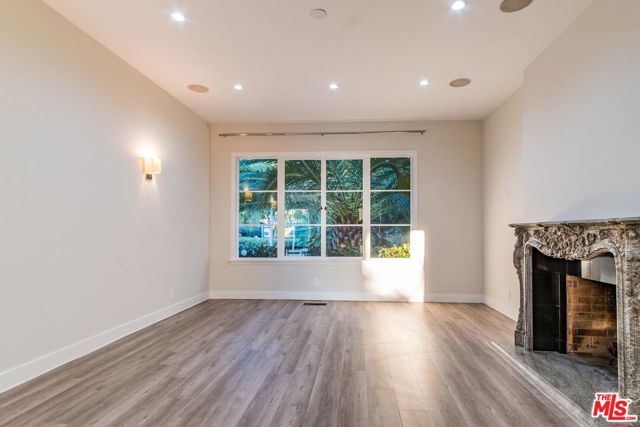 619 N RODEO Drive, Beverly Hills CA: https://media.crmls.org/mediaz/a9f35300-ead6-47bc-aa73-2db44f451fdc.jpg