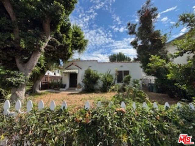 1028 N Hayworth Avenue, West Hollywood CA: https://media.crmls.org/mediaz/a9f42c06-08f0-4053-bc47-6f91a4a89195.jpg