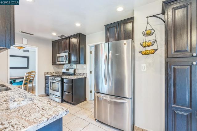 448 Cumberland Dr, Pleasant Hill CA: https://media.crmls.org/mediaz/a9f4f2b2-8b5d-44ae-a934-dd114c68407d.jpg