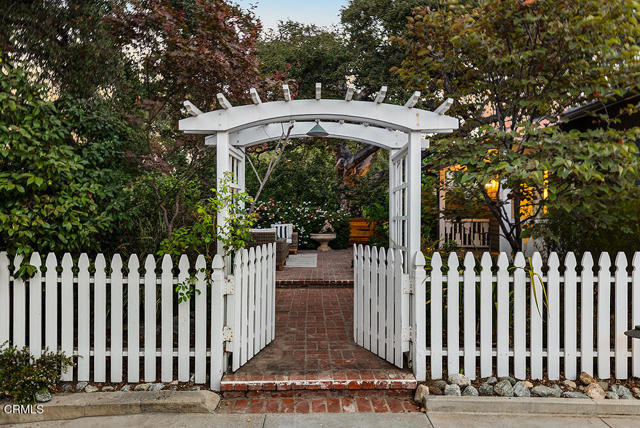 782 S Arroyo Boulevard, Pasadena CA: https://media.crmls.org/mediaz/a9f59db8-4d60-4a86-8019-63bbfe907ac5.jpg
