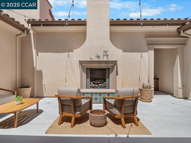 1927 Vintage Cir, Brentwood CA: https://media.crmls.org/mediaz/a9f5ef8c-70ab-4306-a6ec-47d69dcf1ef7.jpg