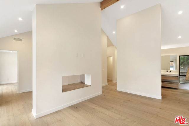 24728 Vantage Point Terrace, Malibu CA: https://media.crmls.org/mediaz/a9f66efc-de0c-4076-9ae6-0a971018e0f1.jpg