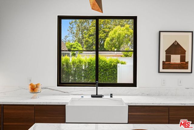 4153 Vantage Avenue, Studio City CA: https://media.crmls.org/mediaz/a9f7ab14-a229-4193-9c5d-27c378ebe0e7.jpg