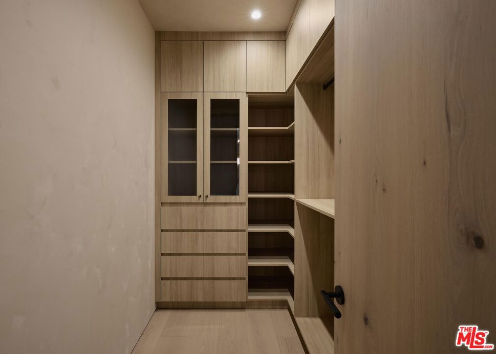 https://media.crmls.org/mediaz/a9f9e680-1016-4f7a-a92b-6f5dedf0b565.jpg?preset=X-Large