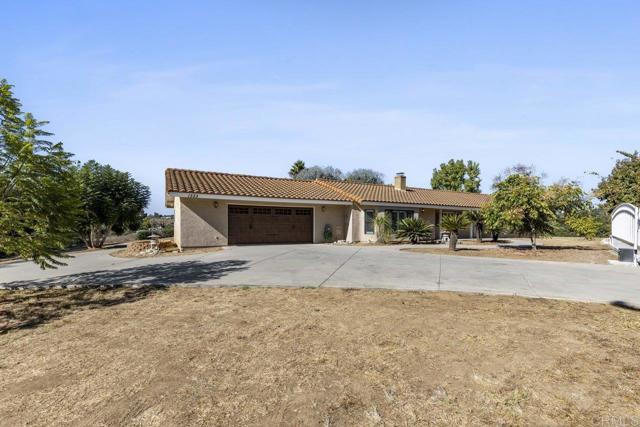 Detail Gallery Image 2 of 30 For 1333 via Encinos Dr, Fallbrook,  CA 92028 - 3 Beds | 2 Baths