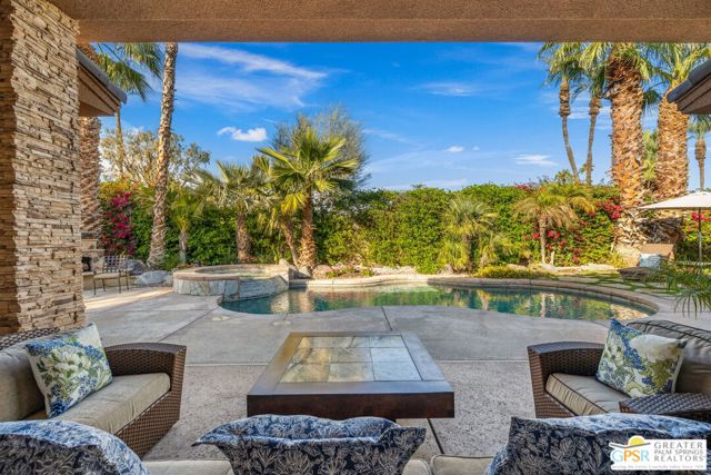 2 Varsity Circle, Rancho Mirage CA: https://media.crmls.org/mediaz/a9fae8eb-2fd2-49d7-9b48-94f915766d44.jpg