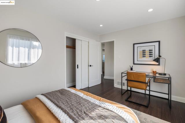 5646 Thornhill Dr, Oakland CA: https://media.crmls.org/mediaz/a9fb490b-c007-409e-bf98-c8805a3dfd68.jpg