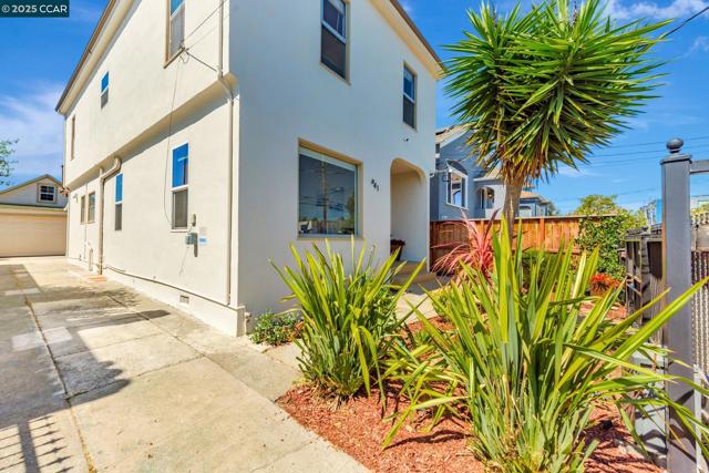 941 45Th St, Oakland CA: https://media.crmls.org/mediaz/a9fbda28-7fb4-456a-a3f0-e9aefa1d5bf2.jpg