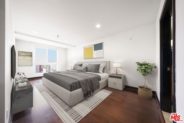 702 S Serrano Avenue, Los Angeles CA: https://media.crmls.org/mediaz/a9fc48be-8cc2-4df5-989c-afa058e4a273.jpg