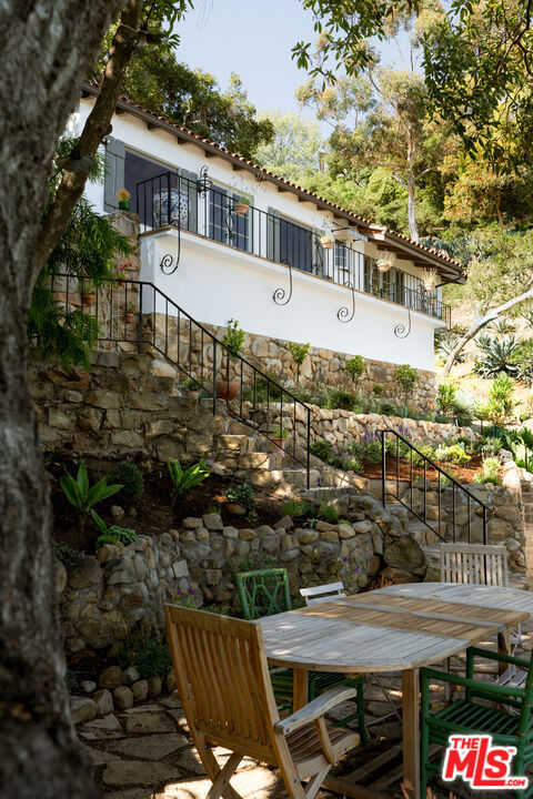 15 Loma Media Road, Santa Barbara CA: https://media.crmls.org/mediaz/a9fc667f-542f-40b9-8af3-a27dac94b000.jpg
