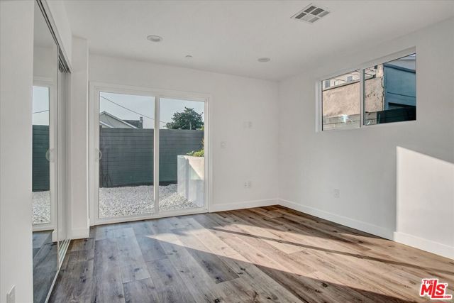 2419 S Cochran Avenue, Los Angeles CA: https://media.crmls.org/mediaz/a9fc731c-f5dd-4373-ab33-8fa6bc950534.jpg