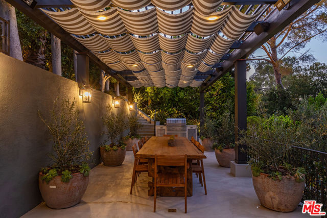 365 Norcroft Avenue, Los Angeles CA: https://media.crmls.org/mediaz/a9fe1479-406c-45f6-bae3-14bbd7119d2b.jpg