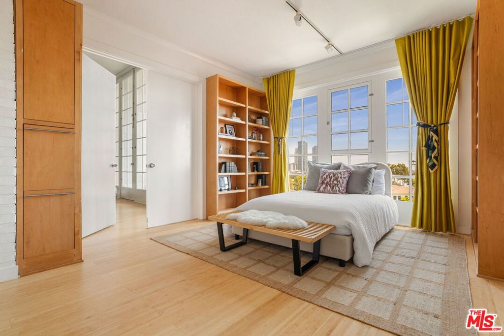 https://media.crmls.org/mediaz/a9fe3c95-5348-4eda-a357-6b1b88815d97.jpg?preset=X-Large
