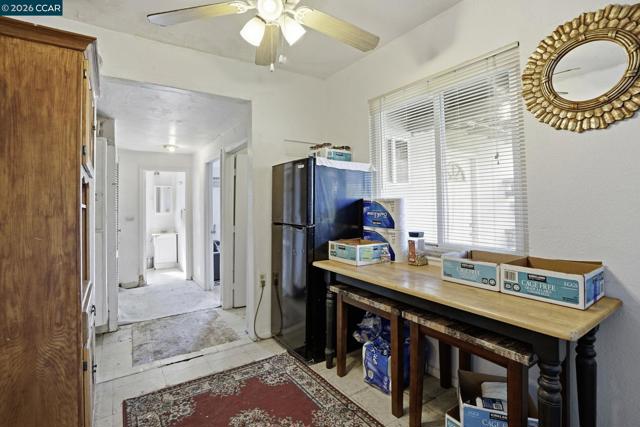 1990 Sunshine Dr, Concord CA: https://media.crmls.org/mediaz/a9ff98ad-7429-4a23-b869-e1695444f508.jpg