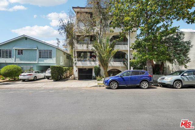 1209 Amherst Avenue, Los Angeles CA: https://media.crmls.org/mediaz/aa006b75-0401-422d-baaf-f62a23f0efc4.jpg