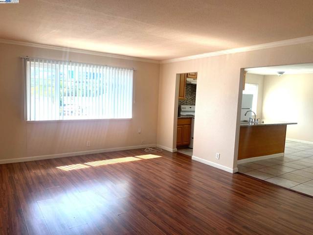 20240 Wisteria St, Castro Valley CA: https://media.crmls.org/mediaz/aa00a2aa-0a55-477b-9d4d-8ca26f888459.jpg