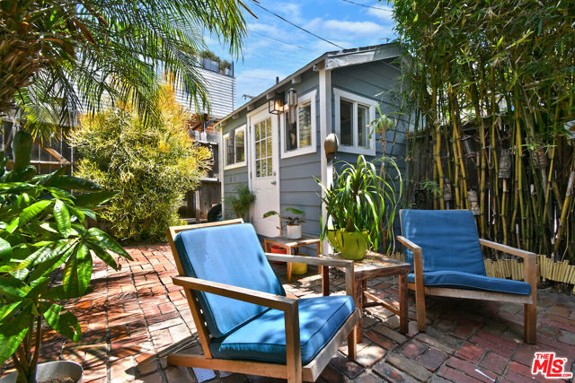 224 Horizon Avenue, Venice CA: https://media.crmls.org/mediaz/aa01fd82-6216-4b79-8d46-b8c6ee2335f1.jpg