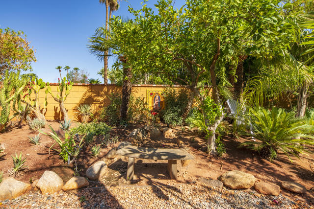 14 Gary Circle, Palm Springs CA: https://media.crmls.org/mediaz/aa049c18-efa3-41bb-a70b-a37c69b8f69b.jpg