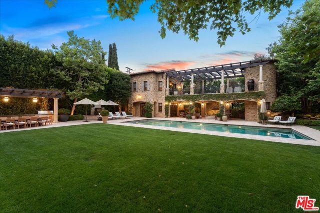 804 N Elm Drive, Beverly Hills CA: https://media.crmls.org/mediaz/aa05f5da-2027-4683-842e-83f75a271107.jpg