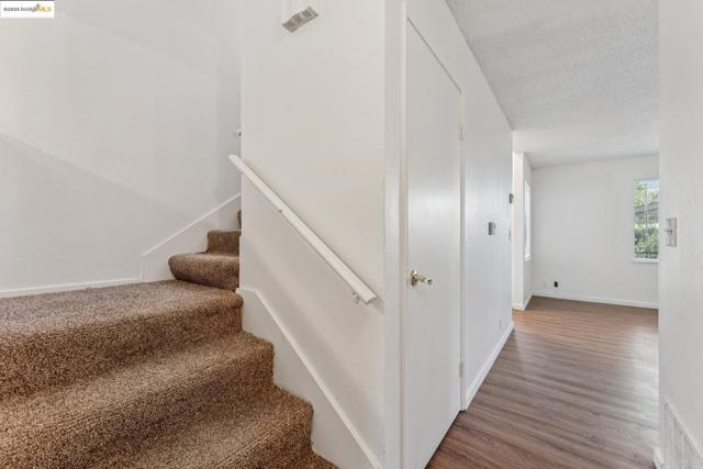 9663 Elmview, Oakland CA: https://media.crmls.org/mediaz/aa0601b3-0af4-434f-b51b-864068ff1414.jpg