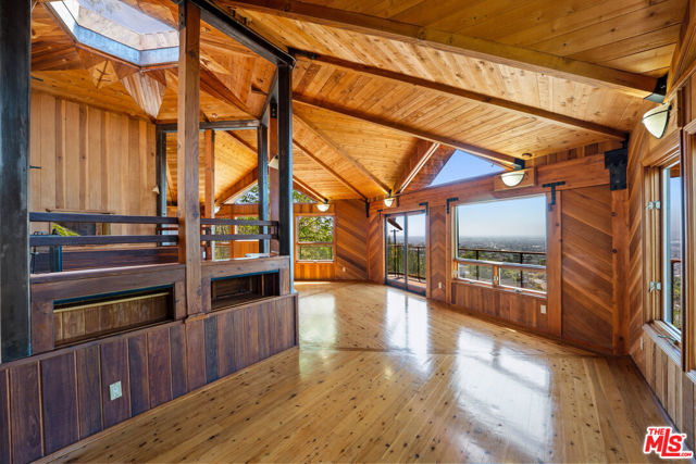 440 Mariposa Drive, Ventura CA: https://media.crmls.org/mediaz/aa0602f7-0ec6-4e8a-b116-a8a5e65218ca.jpg