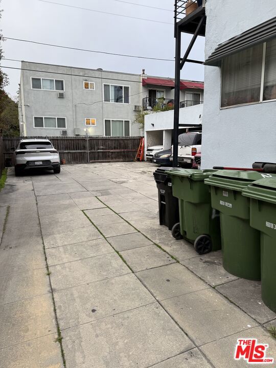 6640 Leland Way, Los Angeles CA: https://media.crmls.org/mediaz/aa086a73-06d1-4c67-9fd2-66057a56d8b4.jpg