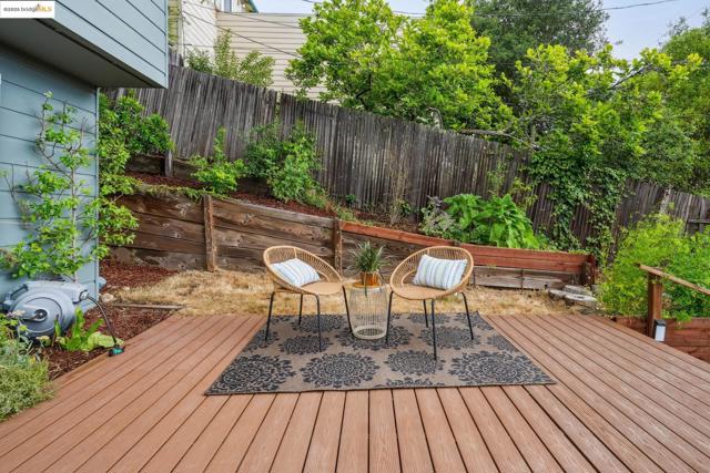 6951 Chambers Dr, Oakland CA: https://media.crmls.org/mediaz/aa08f304-0c27-4dc1-9e28-3d662265a668.jpg