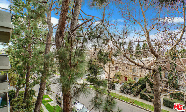 200 N Swall Drive, Beverly Hills CA: https://media.crmls.org/mediaz/aa09723c-631a-42ff-982f-e75ba6fd768f.jpg
